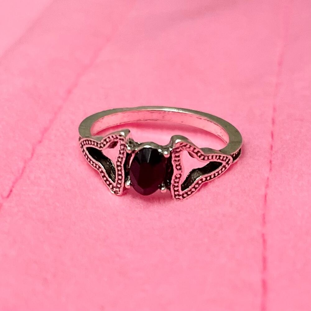Women's Vintage Ring Size 6 Black and Silver Unique Design